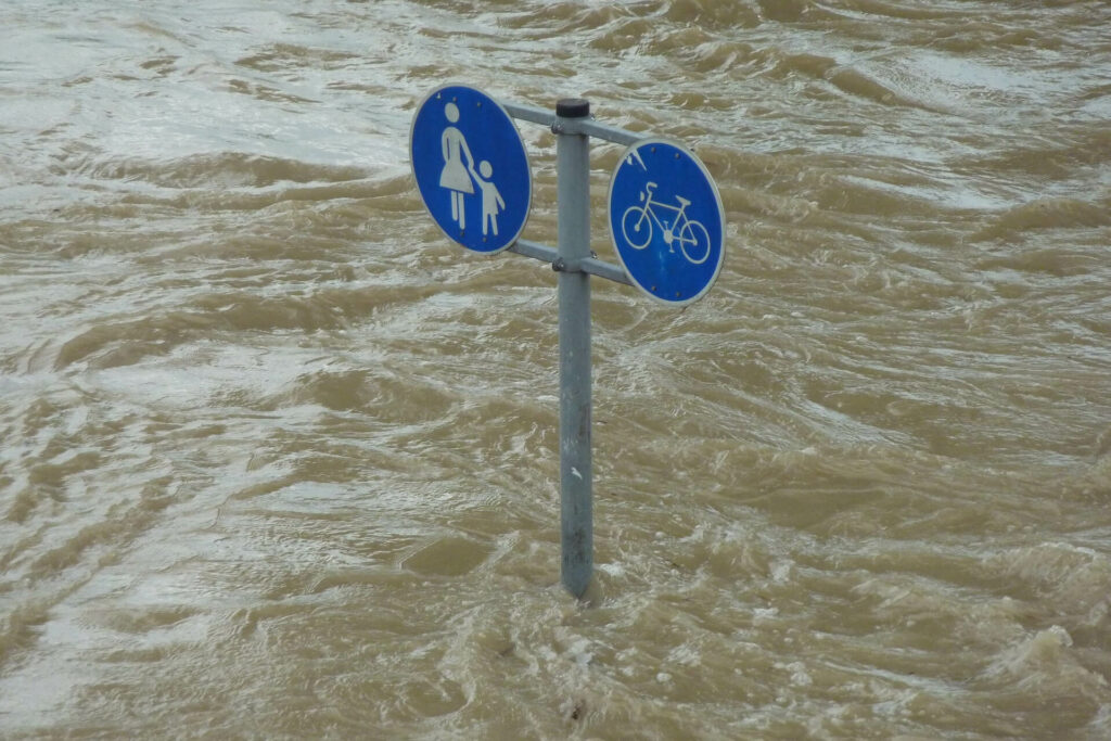 Fußgängerschild mitten im Hochwasser
